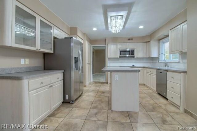 6564 Alderley Way Court, West Bloomfield, MI 48322