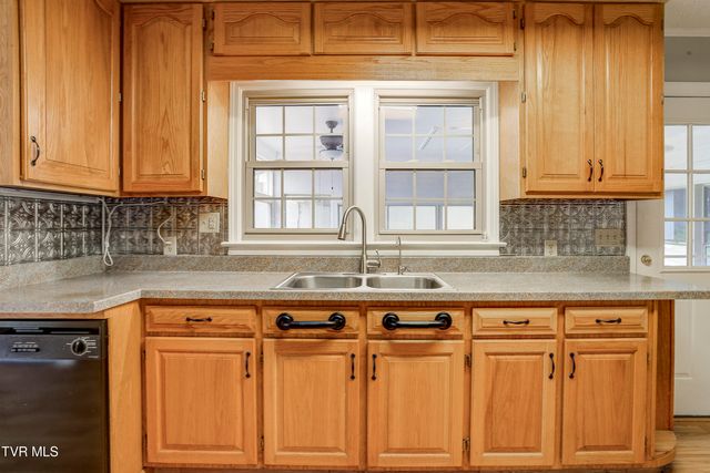 1208 Robinhood Road, Greeneville, TN 37745