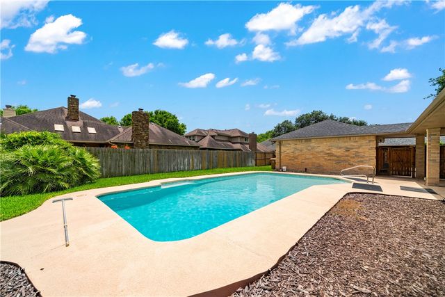 4705 Schwerin Lake Dr, Corpus Christi, TX 78413