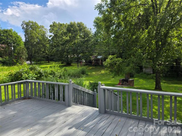 1323 Locust Grove Road, Hendersonville, NC 28792
