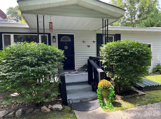 1323 Locust Grove Road, Hendersonville, NC 28792