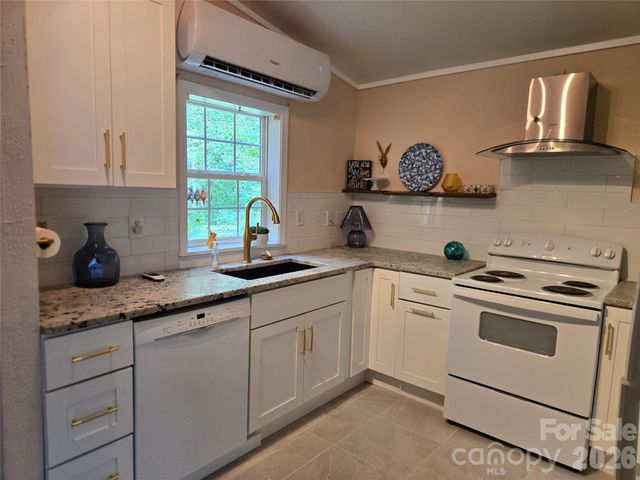 1323 Locust Grove Road, Hendersonville, NC 28792