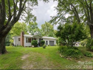 1323 Locust Grove Road, Hendersonville, NC 28792