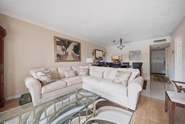 3040 Holiday Springs Boulevard 212, Margate, FL 33063