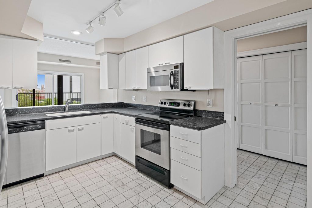 1235 Yale Place 808, Minneapolis, MN 55403 — photo 2
