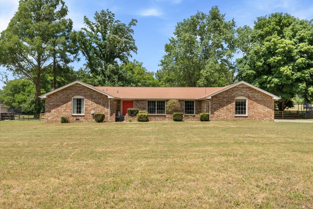 625 Hidden Acres Dr, Madison, TN 37115
