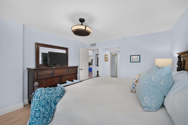 8 Royal Palm Way 104, Boca Raton, FL 33432