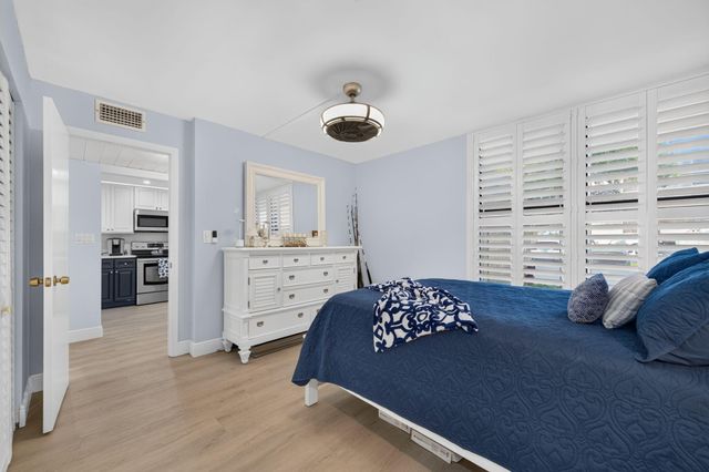 8 Royal Palm Way 104, Boca Raton, FL 33432