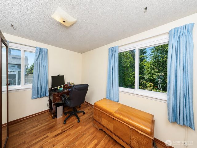 25033 20th Avenue S, Des Moines, WA 98198