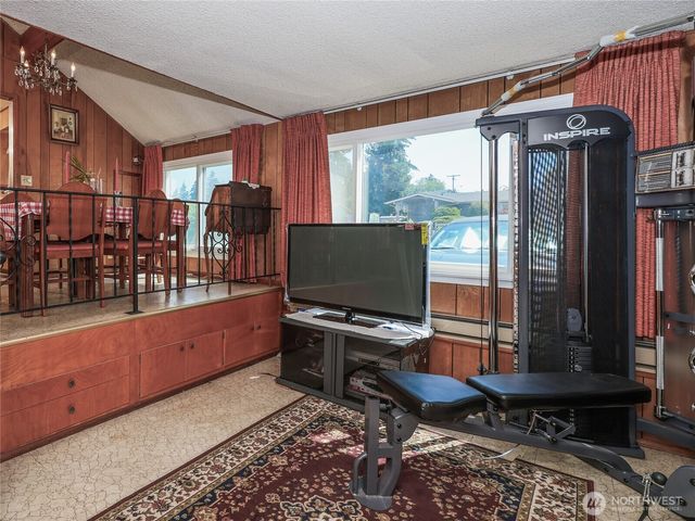25033 20th Avenue S, Des Moines, WA 98198