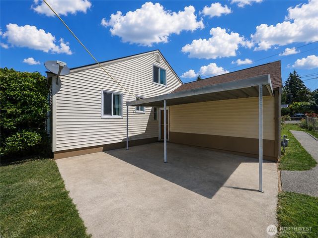 25033 20th Avenue S, Des Moines, WA 98198