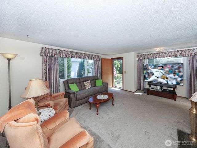 25033 20th Avenue S, Des Moines, WA 98198