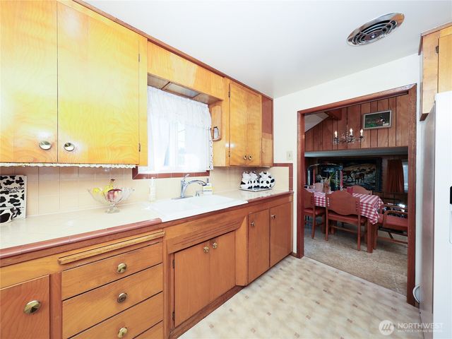 25033 20th Avenue S, Des Moines, WA 98198