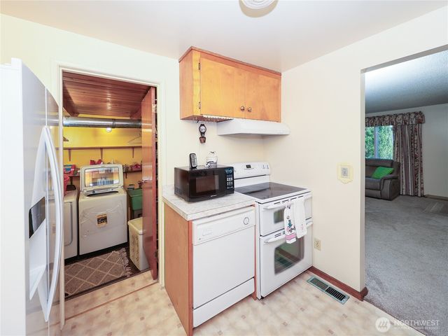 25033 20th Avenue S, Des Moines, WA 98198
