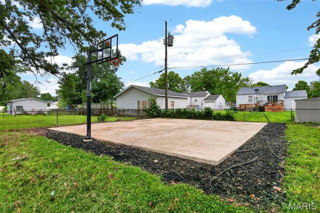 860 Loekes Drive, Florissant, MO 63031