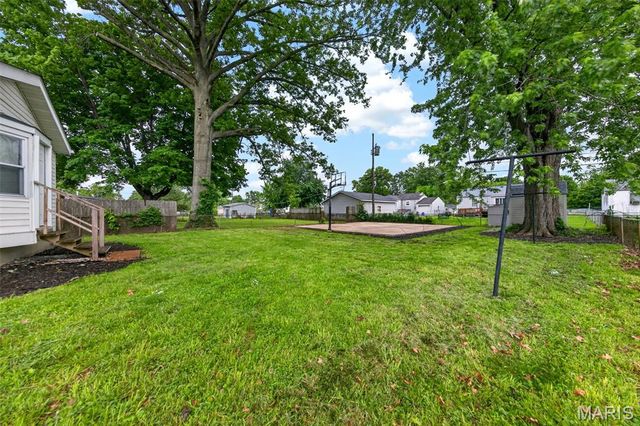 860 Loekes Drive, Florissant, MO 63031