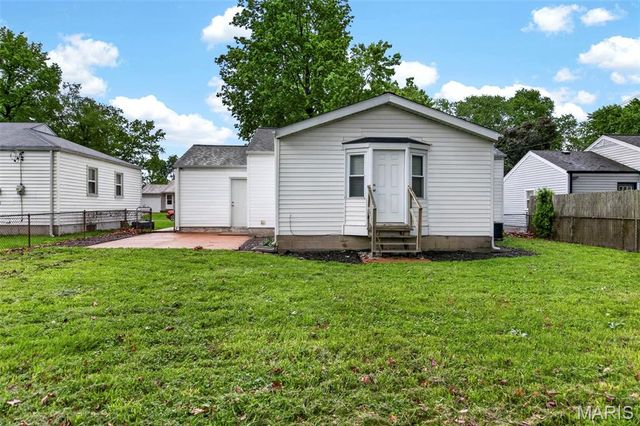 860 Loekes Drive, Florissant, MO 63031