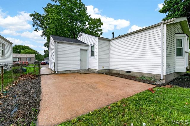 860 Loekes Drive, Florissant, MO 63031