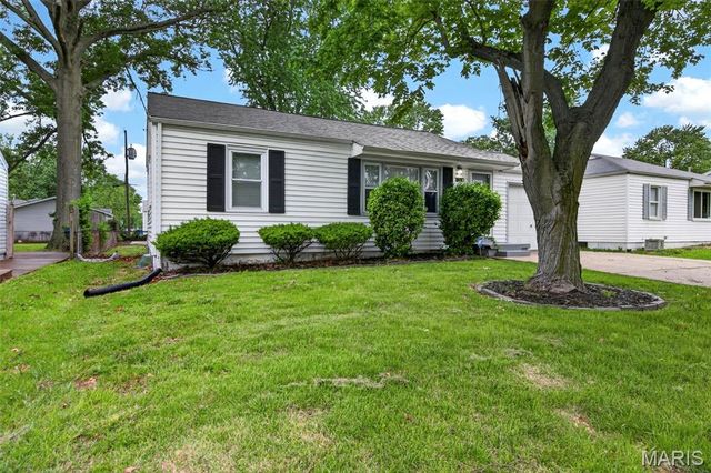 860 Loekes Drive, Florissant, MO 63031