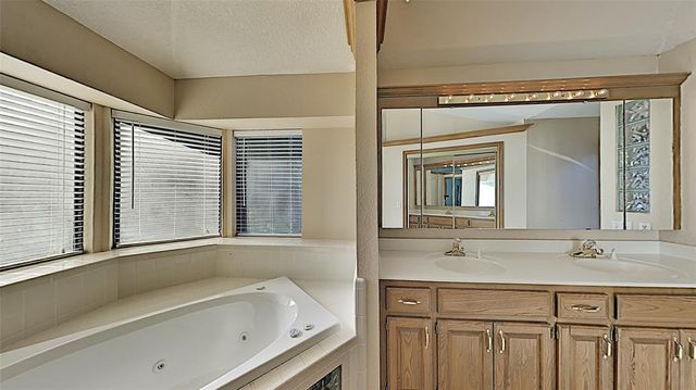 10001 Kay Ridge, Yukon, OK 73099