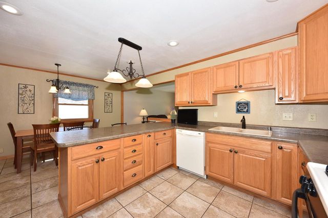 8222 Norwich AVENUE, Greenfield, WI 53220