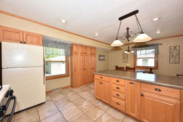 8222 Norwich AVENUE, Greenfield, WI 53220