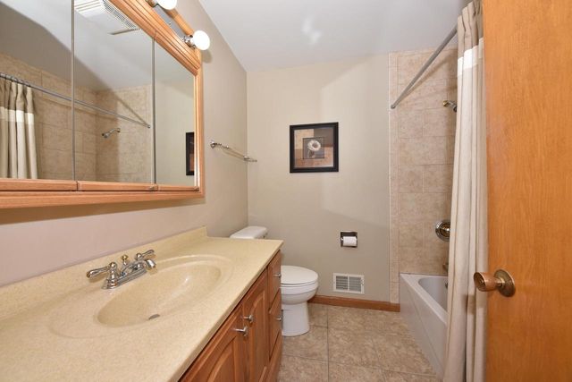 8222 Norwich AVENUE, Greenfield, WI 53220