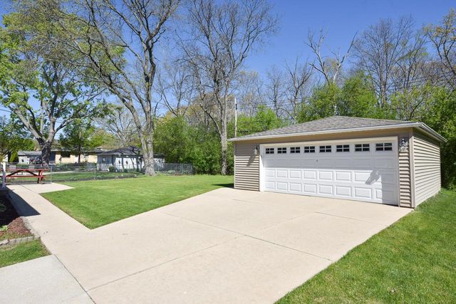 8222 Norwich AVENUE, Greenfield, WI 53220