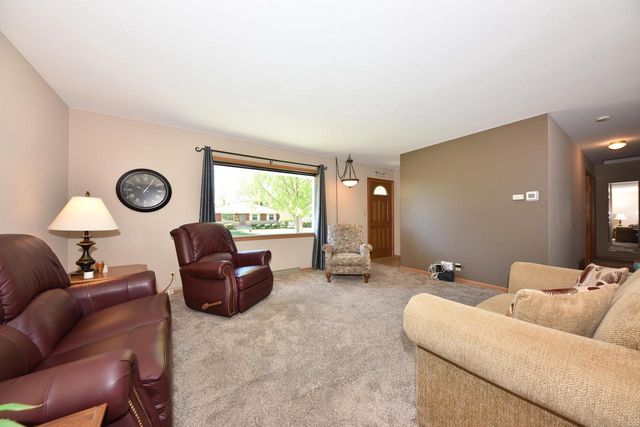 8222 Norwich AVENUE, Greenfield, WI 53220