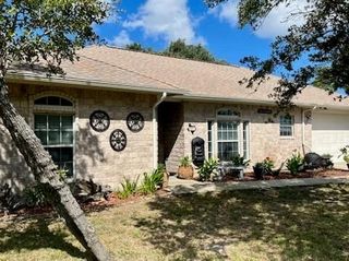 861 Redwood Ave, Rockport, TX 78382