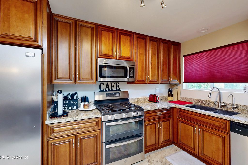 10821 W ROUNDELAY Circle, Sun City, AZ 85351 — photo 2