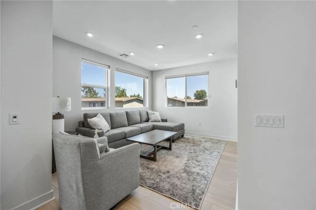 669 S Lyon Street, Santa Ana, CA 92705