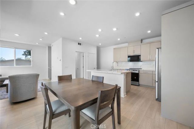 669 S Lyon Street, Santa Ana, CA 92705