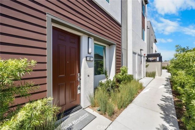 669 S Lyon Street, Santa Ana, CA 92705