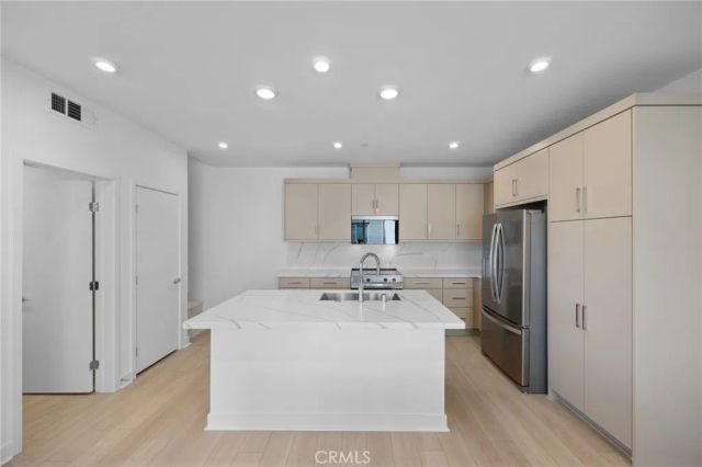 669 S Lyon Street, Santa Ana, CA 92705