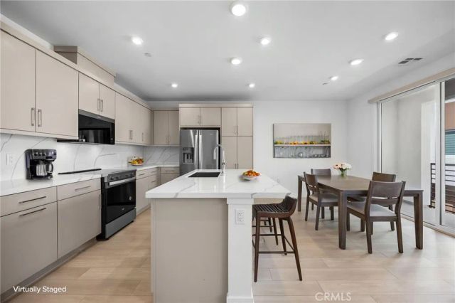 669 S Lyon Street, Santa Ana, CA 92705