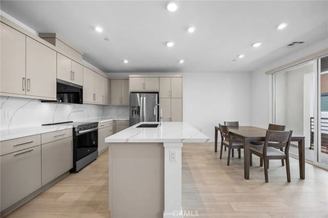 669 S Lyon Street, Santa Ana, CA 92705