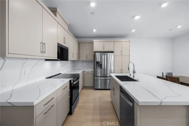 669 S Lyon Street, Santa Ana, CA 92705