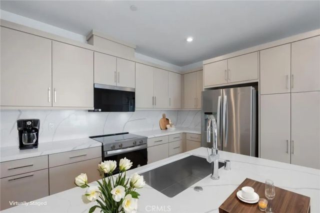 669 S Lyon Street, Santa Ana, CA 92705