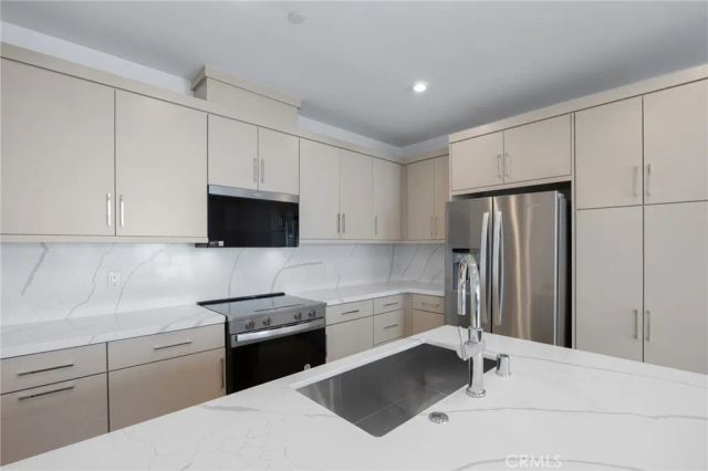 669 S Lyon Street, Santa Ana, CA 92705
