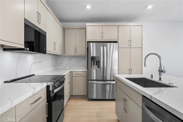 669 S Lyon Street, Santa Ana, CA 92705