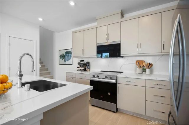 669 S Lyon Street, Santa Ana, CA 92705