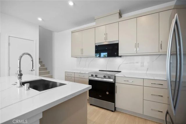 669 S Lyon Street, Santa Ana, CA 92705