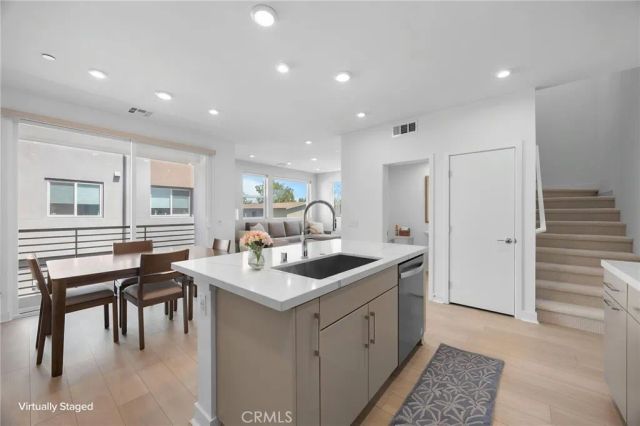 669 S Lyon Street, Santa Ana, CA 92705