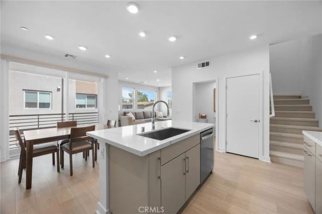 669 S Lyon Street, Santa Ana, CA 92705