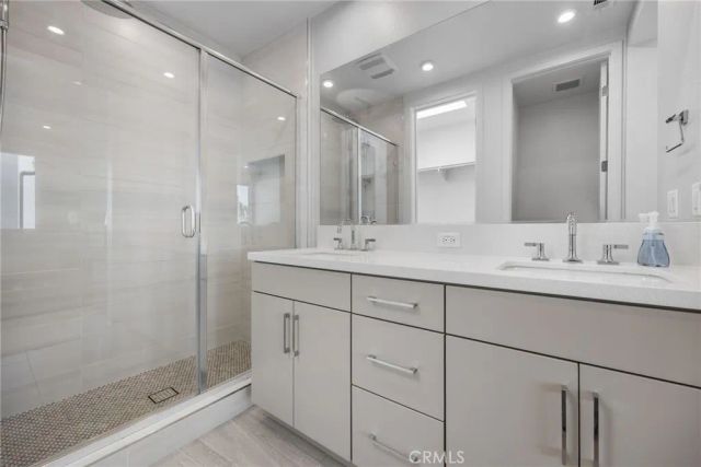 669 S Lyon Street, Santa Ana, CA 92705