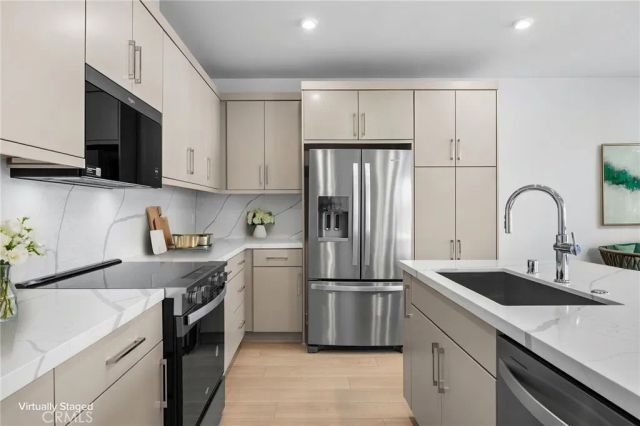 669 S Lyon Street, Santa Ana, CA 92705