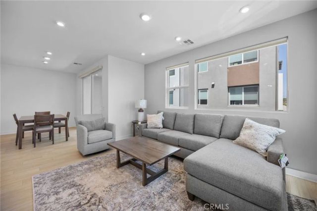 669 S Lyon Street, Santa Ana, CA 92705