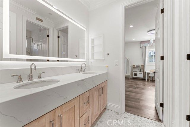 18 Bent Oak, Laguna Hills, CA 92679