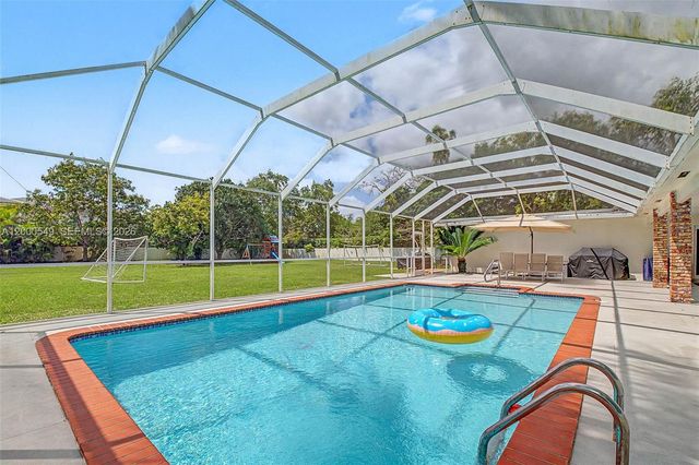 7230 SW 104th St, Pinecrest, FL 33156